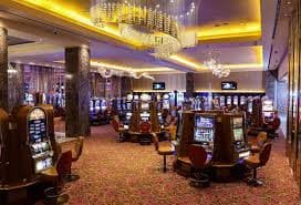 Tiga kartu permainan Three Card Poker dengan kombinasi straight flush dan high card di meja dealer live quizzes